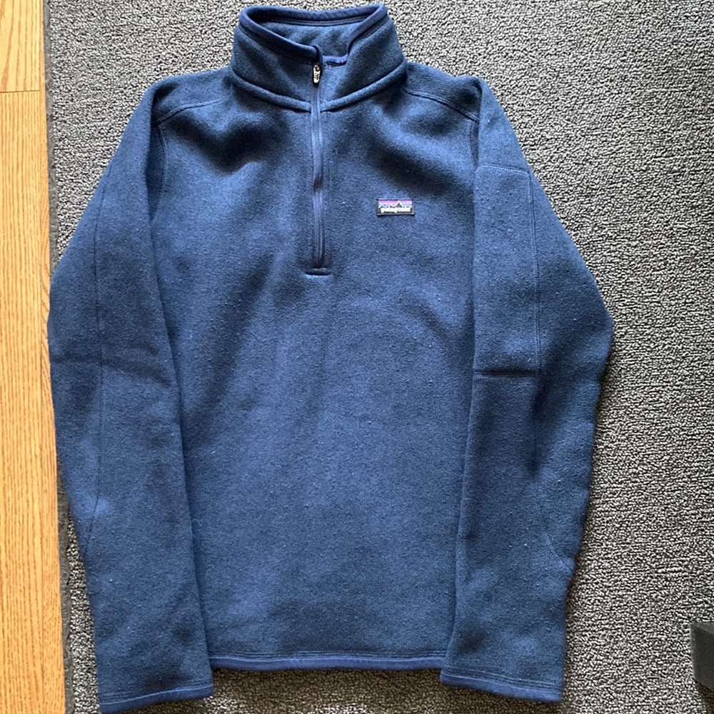 Women’s navy blue Patagonia fleece pullover size small great condition